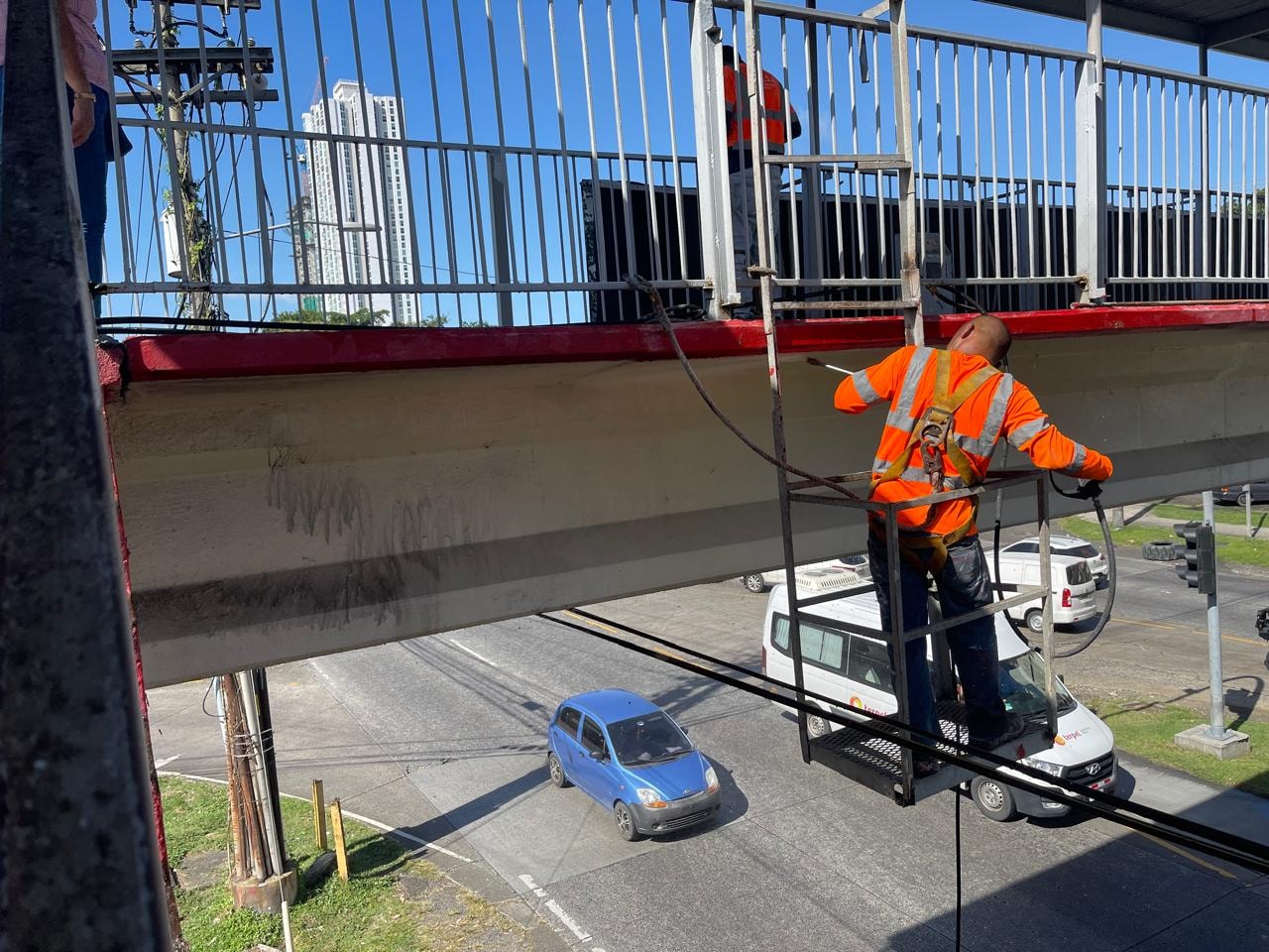 PEDESTRIAN BRIDGE MAINTENANCE project by the Paralelo79 crew in Panama City